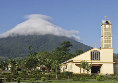 Kleine Kirche mit dem Vulkan El Arenal im Hintergrund
